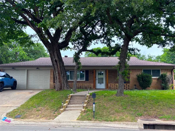 1328 Brookside Dr, Hurst, TX 76053