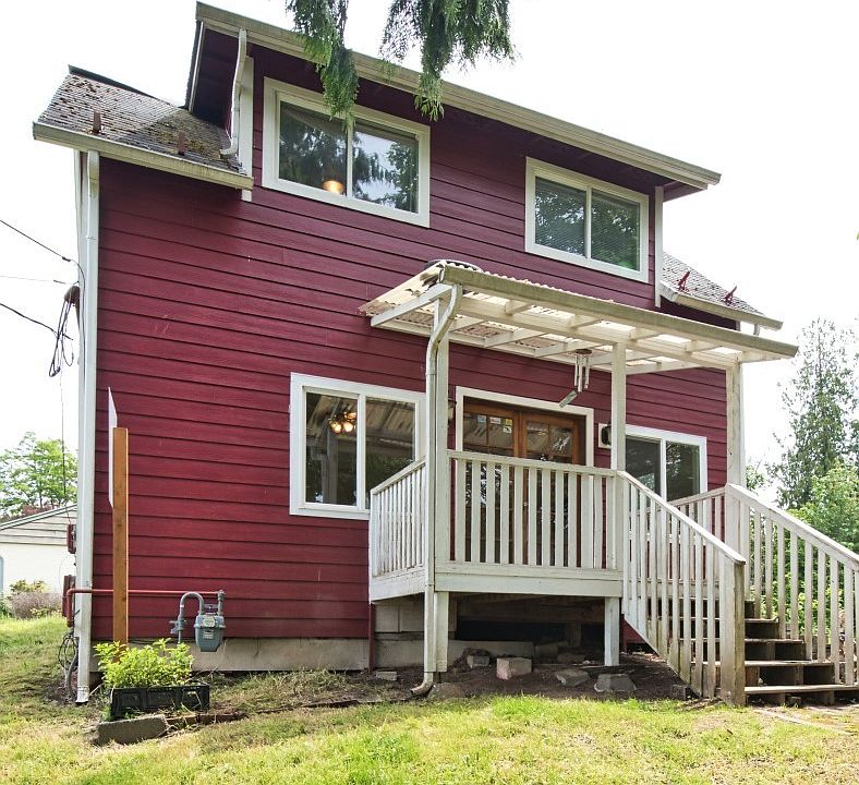 Historic 1901 fixer home in Tracyton