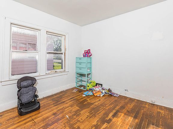 5th image of 835 Burton St SE