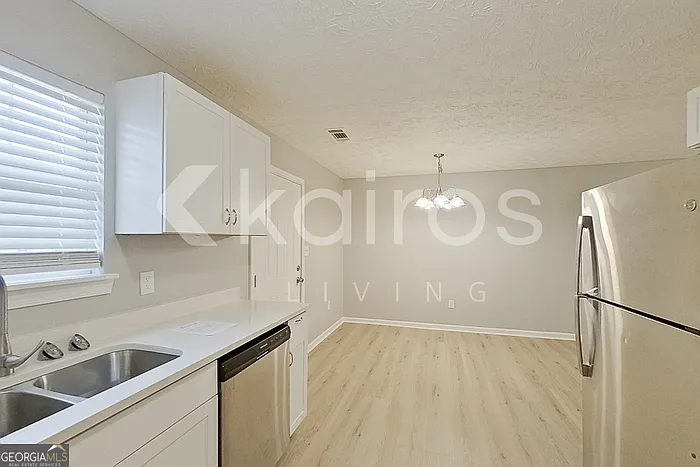 320 Deerpark Dr — Photo 8