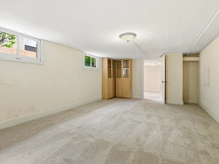 975 S Vine St — Photo 38