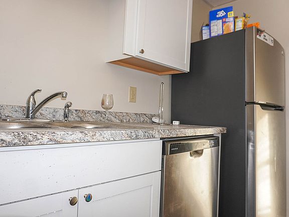 4th image of 420 High St #303