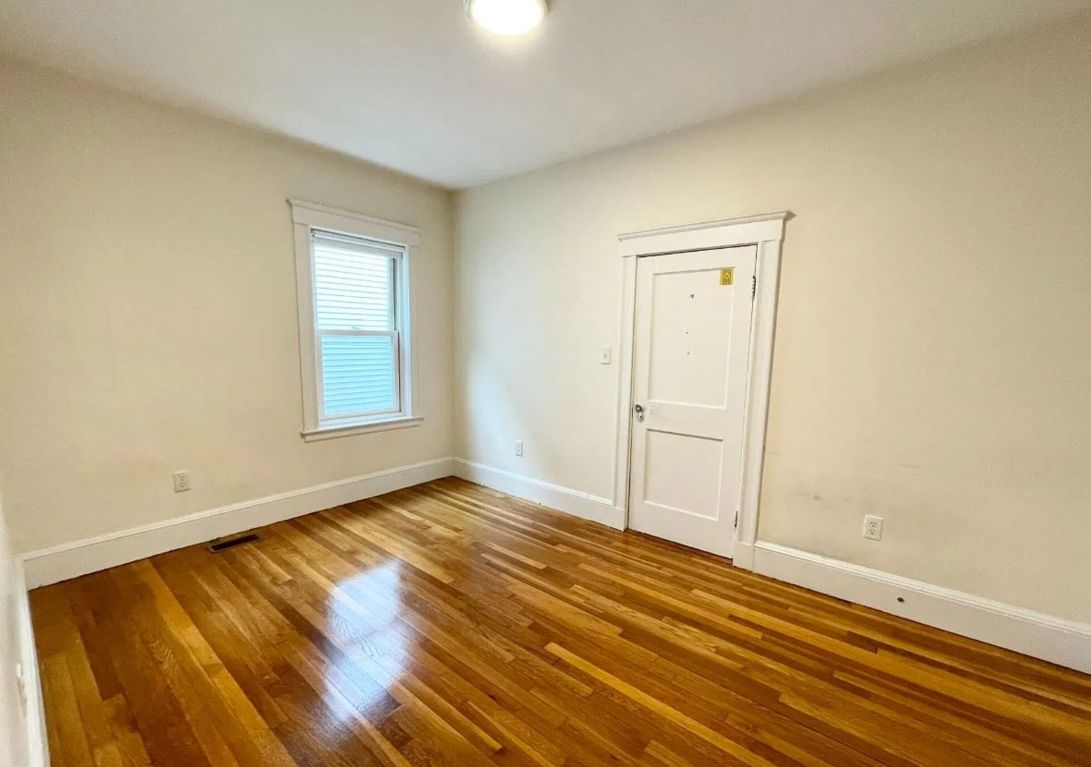 Charming 5 Bedroom-No Broker Fee — Photo 2