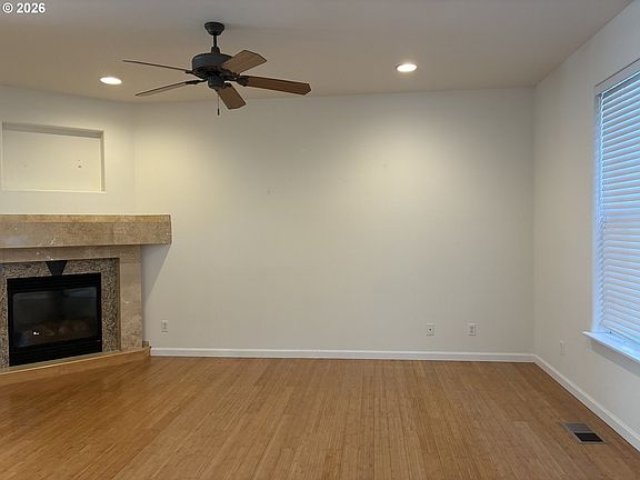 4th image of 556 N View Dr