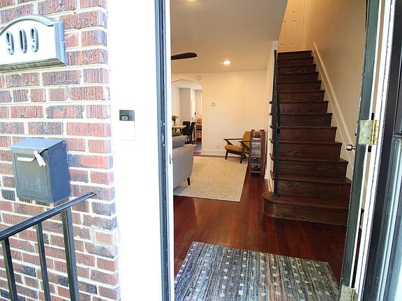 2nd image of 909 Bashford Ln