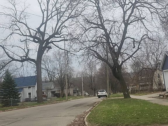 4th image of 416 Dewey Ave