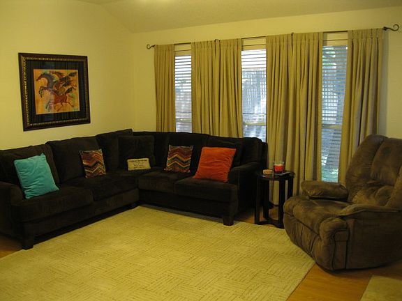 5th image of 1209 Greenbriar Ln