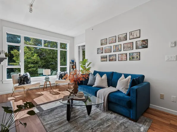 3600 Windcrest Dr #307, Burrard Inlet 3, BC V7G 2S5