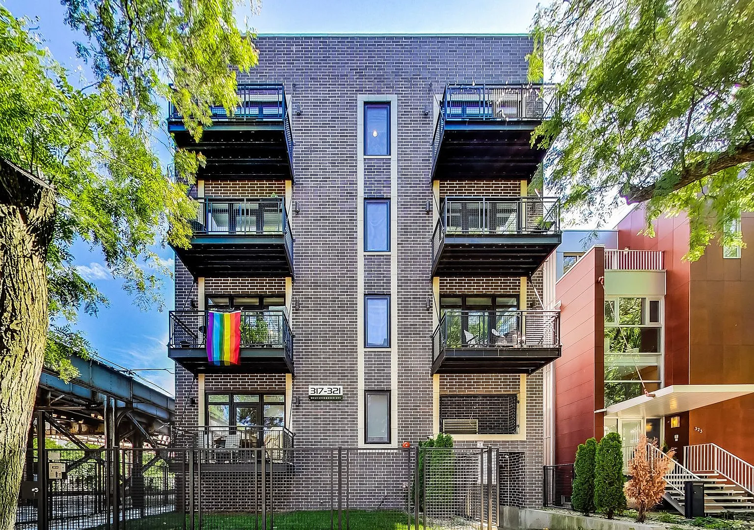 317 W Evergreen Ave — Photo 1