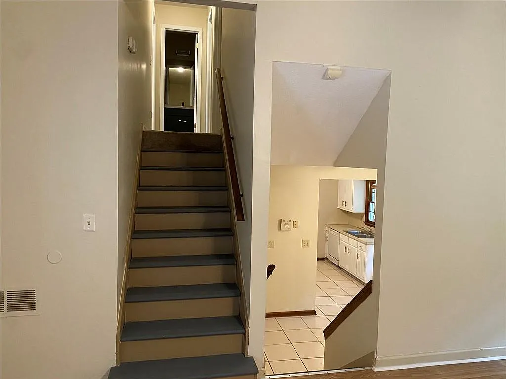3 bed, 2.0 bath, 1394 sqft, $2,000 — Photo 4