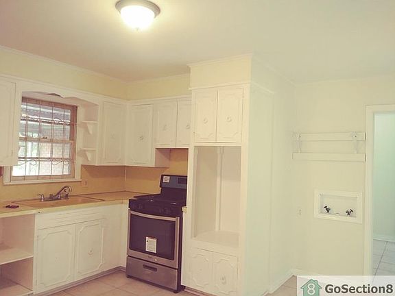 3rd image of 3842 Oakcrest St