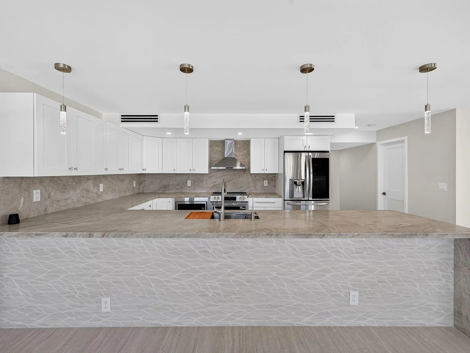 2 bed, 2.0 bath, 1550 sqft, $5,500 — Photo 3