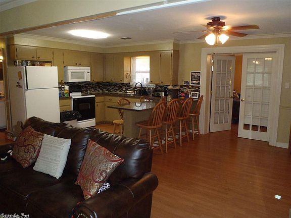 4th image of 205 Dogwood St