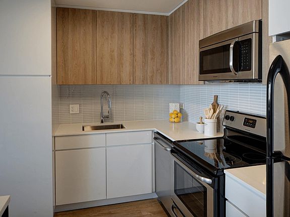 4th image of 2650 N Clark St #805