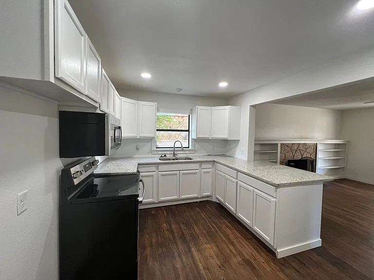 361 College Dr — Photo 7