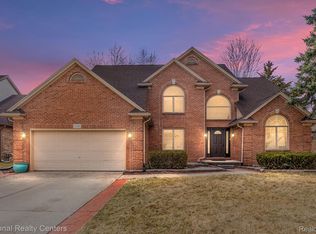 51569 Pinewood Dr, Macomb, MI 48042
