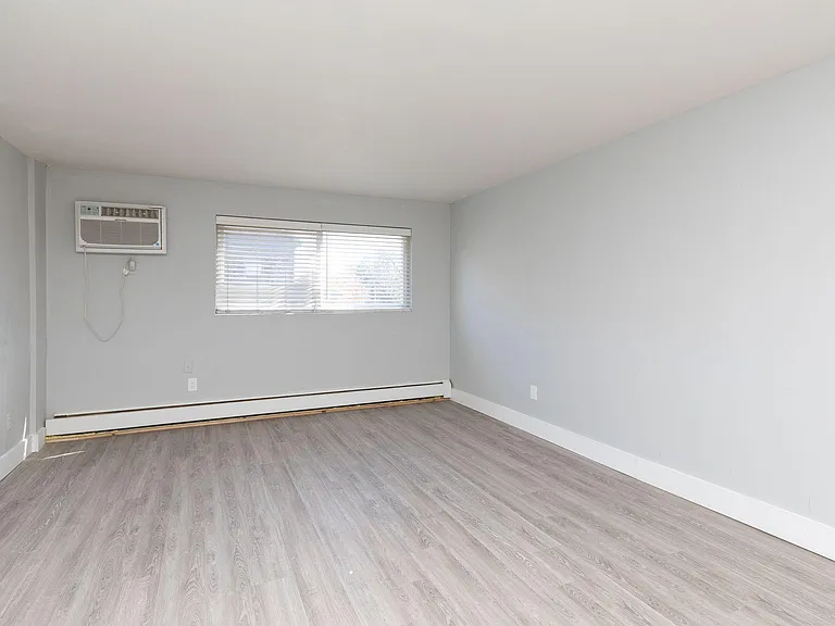 Wayne Court Apartments — Photo 10