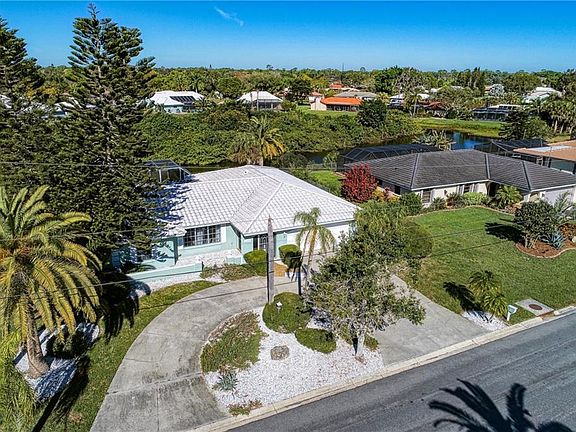 3rd image of 447 Rubens Dr E