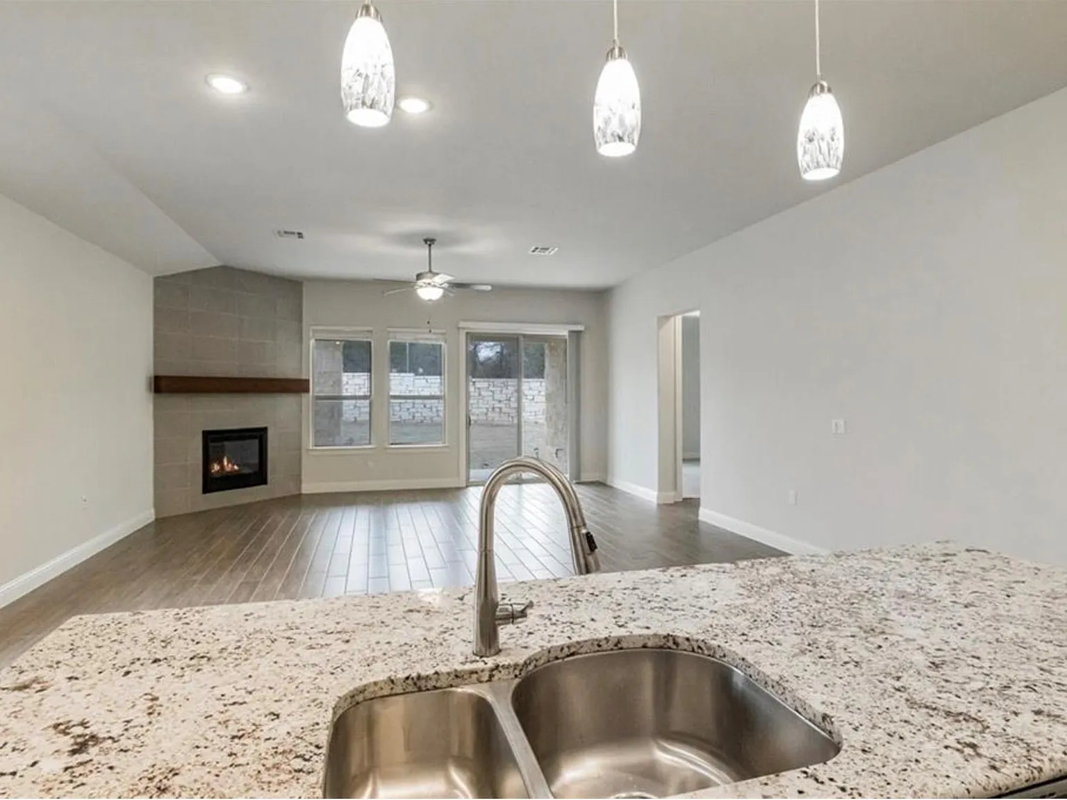4 bed, 2.5 bath, 2208 sqft, $3,250 — Photo 4