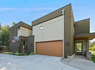 3926 S 9th St SW, Calgary, AB T2T 3E2