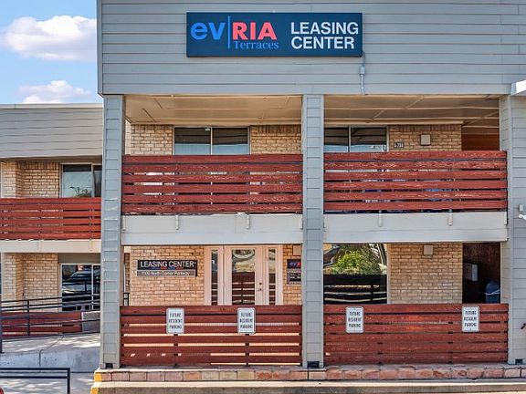 Leasing office exterior welcoming new residents.
Exterior de la oficina de arrendamiento que da la bienvenida a nuevos residentes.