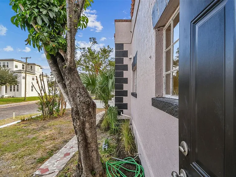 2102 W La Salle St — Photo 60