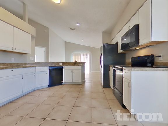 5th image of 134 N Aberdeen Cir