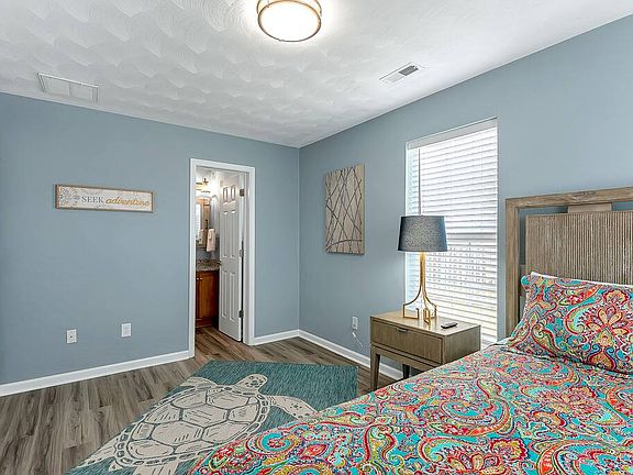 First floor bedroom with en-suite bathroom.