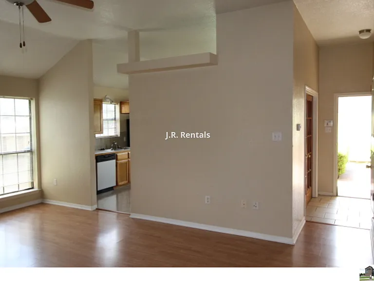 1506 Creek St — Photo 100