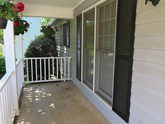 3rd image of 1064 Summit Dr