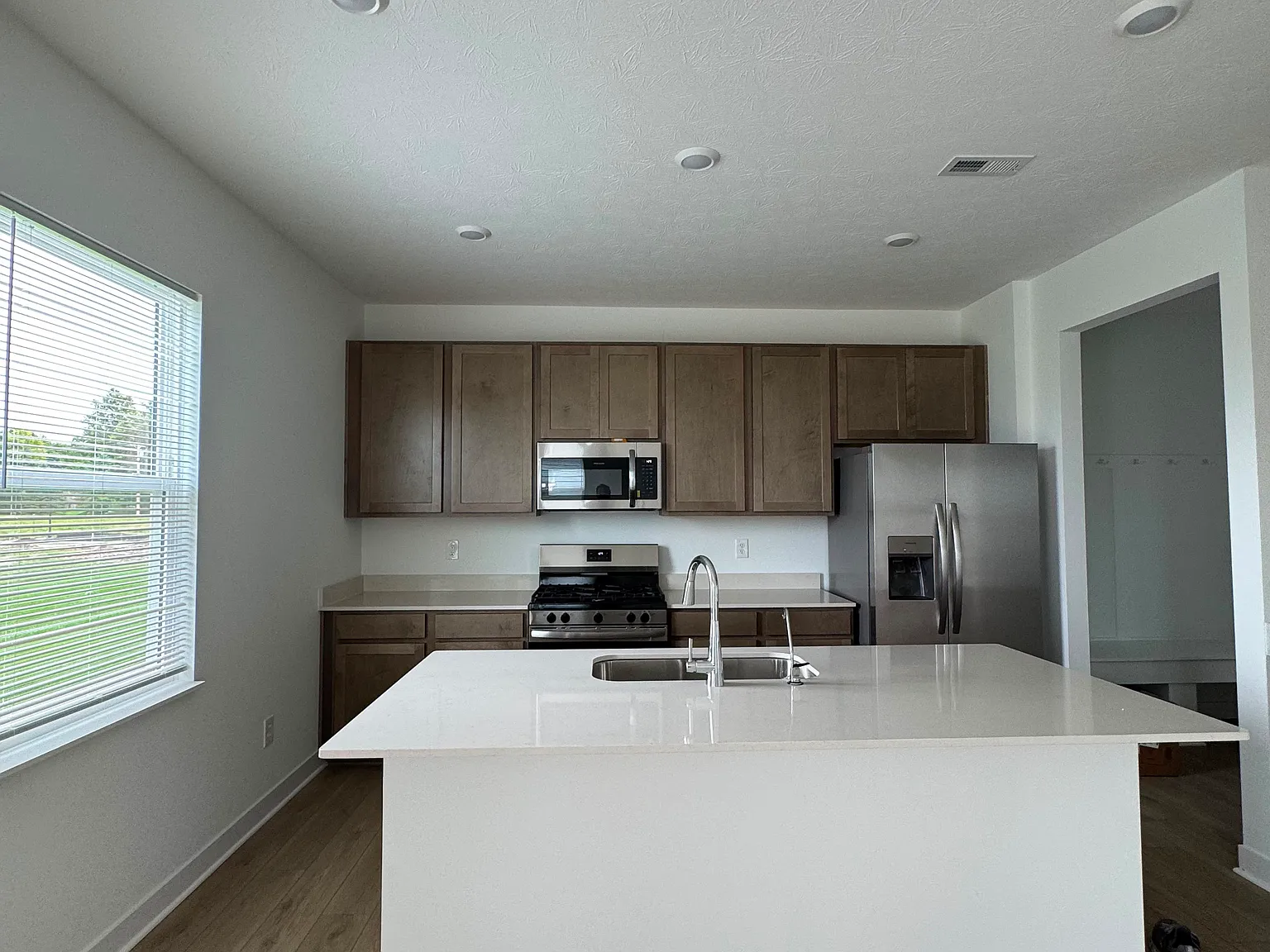 5 bed, 2422 sqft, $2,700 — Photo 4