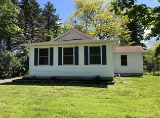 4579 Peet St, Middleport, NY 14105