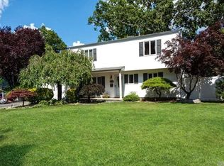 215 W 18th St, Deer Park, NY 11729