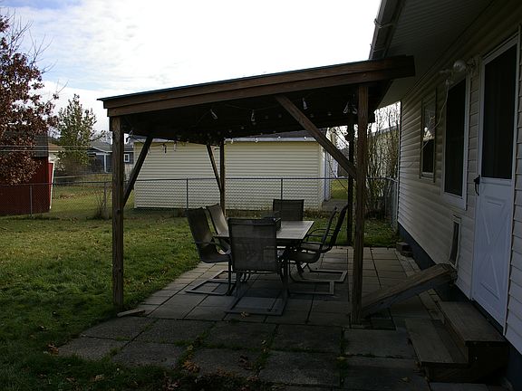 5th image of 324 Marshall St