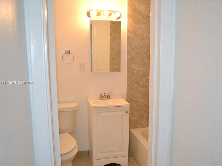 1035 SW 4th St #2 — Photo 8