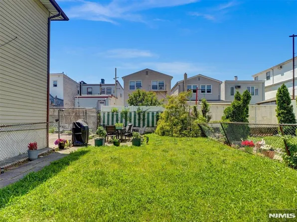 24 W 54th St, Bayonne, NJ 07002