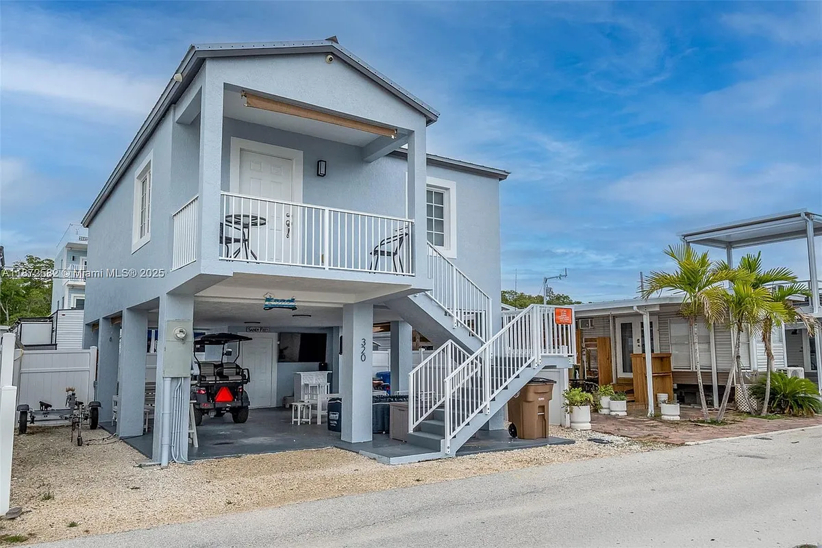 Building Photo - 325 Calusa St