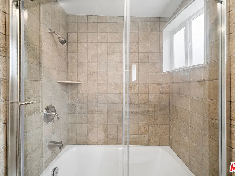1543 W 23rd St — Photo 20