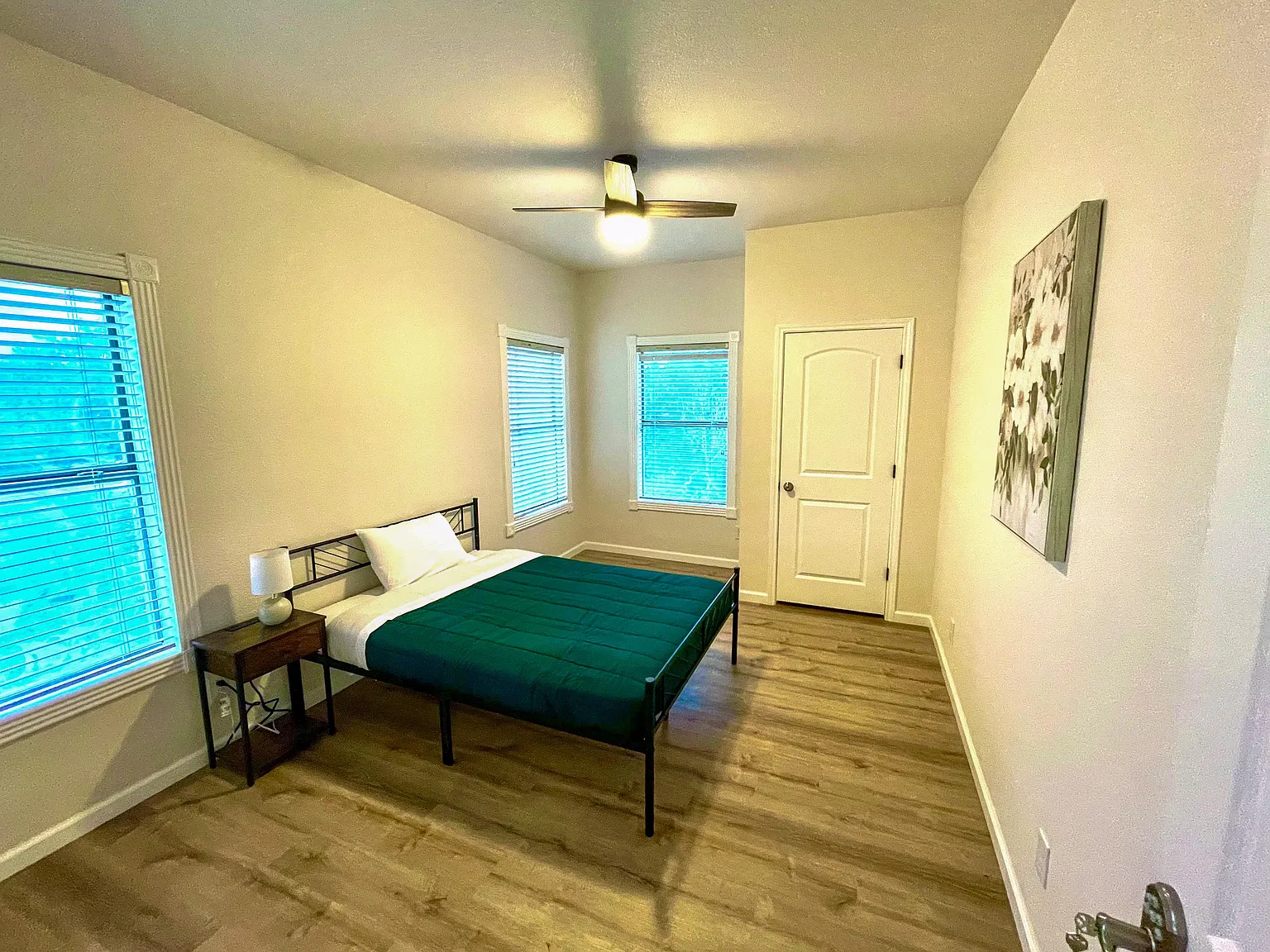 4 bed, 3.0 bath, 2712 sqft, $789 — Photo 1