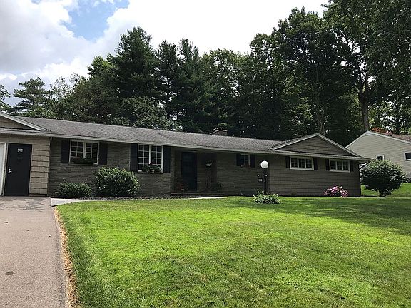 3rd image of 118 Munro Dr