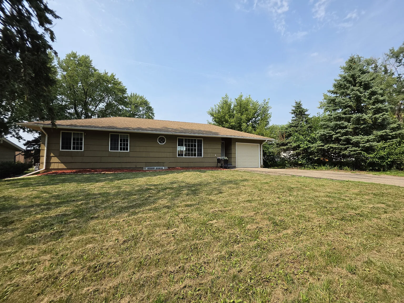 5 bed, 1876 sqft, $2,600 — Photo 2