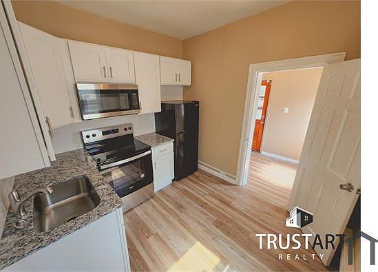 3rd image of 1381 Dyre St #1