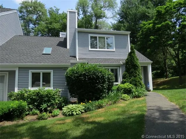 8 Winchester Ct, Farmington, CT 06032