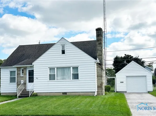441 Colonial Dr, Fostoria, OH 44830