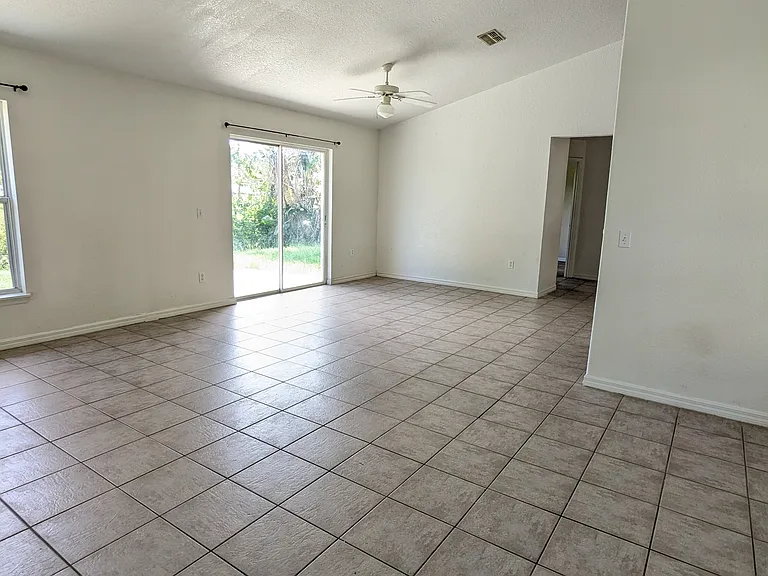 1040 Gary Dr — Photo 11