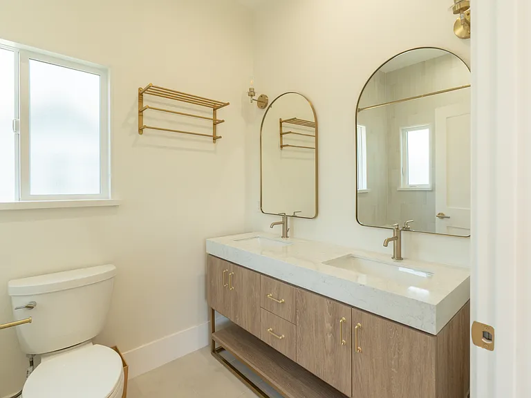 2222 S Budlong Ave #1/2 — Photo 8