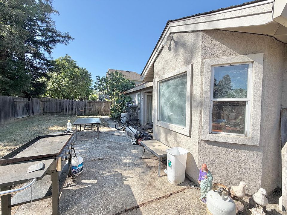 2nd image of 8159 Derbyshire Cir