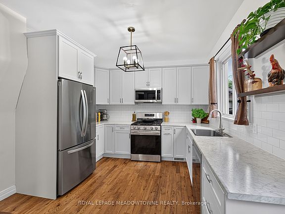4th image of 11 Stirton Ave