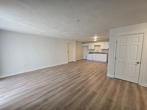 3rd image of 270 Quarry St #31