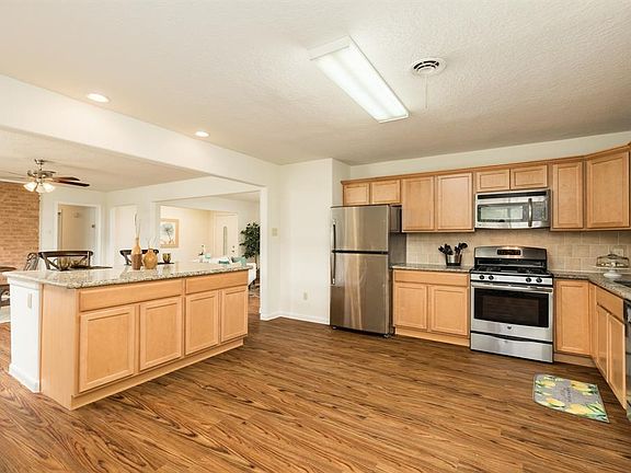 4th image of 102 E Crestmont Dr